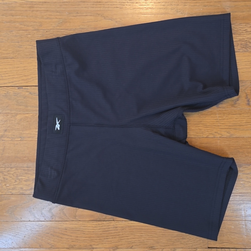 REEBOK SIGNATURE BRAND WOMENS BLACK RIBBED ATHLETIC SHORTS SIZE MEDIUM